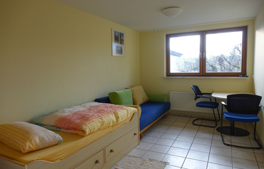 Einzelbett und Couch, dazu ein Tisch und zwei Stühle | © Neckar-Zaber-Tourismus e.V.