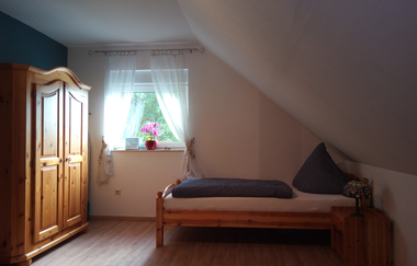 Schlafzimmer mit Einzelbett und Schrank | © Touristikgemeinschaft Hohenlohe e. V. |  Gästehaus bei Knieles