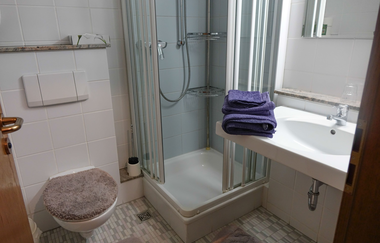 Badezimmer mit Toilette, Dusche und ein Waschbecken | © Neckar-Zaber-Tourismus e.V.