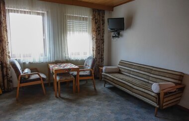Zimmer mit einer Couch und einem Tisch mit zwei Stühlen | © Neckar-Zaber-Tourismus e.V.