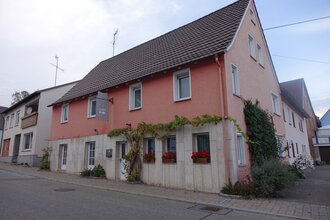 Außenansicht: rotes Gebäude mit dunklem Ziegeldach | © Neckar-Zaber-Tourismus e.V.