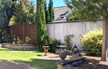 Garten mit Bäumen und gepflastertem Weg | © Bauer-Thorpe