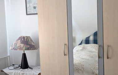 Schrank mit Spiegel und Tischchen mit Lampe | © Bauer-Thorpe