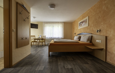 Zimmer mit Doppelbett und Garderobe | © Touristikgemeinschaft Hohenlohe e.V. | Dominik Rau