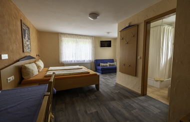 Doppelzimmer mit Schreibtisch und Couch | © Touristikgemeinschaft Hohenlohe e.V. | Dominik Rau