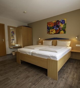 Holzbett für zwei | © Touristikgemeinschaft Hohenlohe e. V. | Dominik Rau