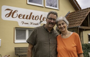 Das Betreiberpaar vor ihrem Gästehaus | © Touristikgemeinschaft Hohenlohe e.V. | Dominik Rau