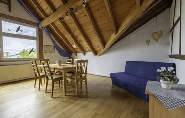 Im Raum steht ein Sofa und ein Tisch mit Stühlen | © Touristikgemeinschaft Hohenlohe e.V. | Dominik Rau