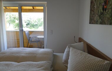 Doppelzimmer mit Doppelbett und Blick zum Balkon | © Neckar-Zaber-Tourismus e.V.
