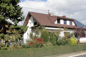Das Gästehaus ist außen umgeben von vielen grünen Sträuchern. | © Touristikgemeinschaft Hohenlohe e. V. | Ferienwohnung / Gästehaus Heßlinger