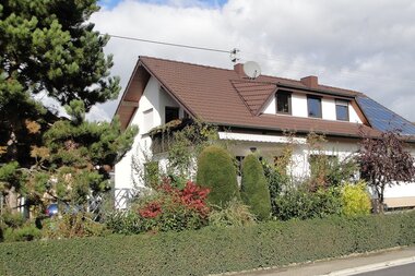 Das Gästehaus ist außen umgeben von vielen grünen Sträuchern. | © Touristikgemeinschaft Hohenlohe e. V. | Ferienwohnung / Gästehaus Heßlinger