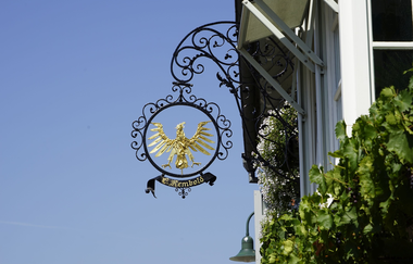 Blick auf das goldene Adlersymbols am Eingang des Hotels | © Neckar-Zaber-Tourismus e.V.
