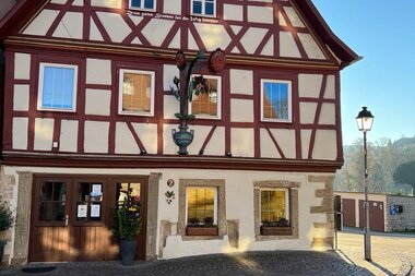 Außenansicht der historischen Rose mit Fachwerk | © Touristikgemeinschaft Hohenlohe e. V. | Gasthaus Rose