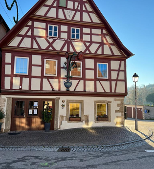 Außenansicht der historischen Rose mit Fachwerk | © Touristikgemeinschaft Hohenlohe e. V. | Gasthaus Rose