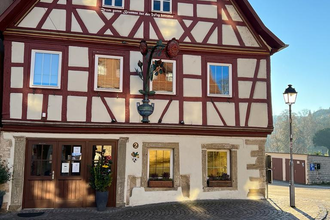 Außenansicht der historischen Rose mit Fachwerk | © Touristikgemeinschaft Hohenlohe e. V. | Gasthaus Rose