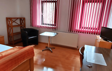 Zimmer im Gasthuas Ochsen mit Doppelbett und Schreibtisch | © Hohenlohe Künzelsau | Gasthaus Ochsen