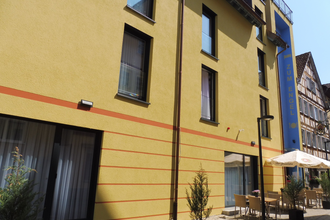 Der Gasthof von außen hat eine gelbe Fassade | © Touristikgemeinschaft Hohenlohe e. V. | Gasthof Engel