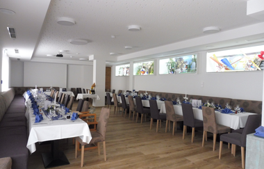 Der Saal mit Tischen und Stühlen bietet Platz für 85 Personen | © Touristikgemeinschaft Hohenlohe e. V. | Gasthof Engel
