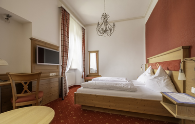 Komfortables Doppelbett mit Schreibtisch und Fernseher | © Touristikgemeinschaft Hohenlohe e. V. | Dominik Rau