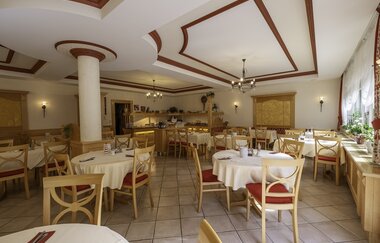 Frühstücksraum mit Tischen und Stühlen | © Touristikgemeinschaft Hohenlohe e. V. |  Dominik Rau