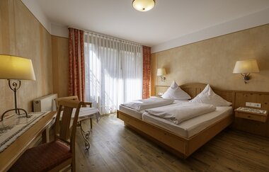 Doppelbett mit Schreibtisch | © Touristikgemeinschaft Hohenlohe e. V. | Dominik Rau