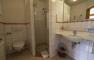 Badezimmer mit Dusche und WC | © Touristikgemeinschaft Hohenlohe e. V. | Dominik Rau