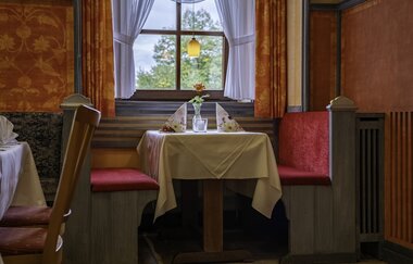 Gepolsterte Nische für ein schönes Essen zu zweit | © Touristikgemeinschaft Hohenlohe e.V. | Dominik Rau