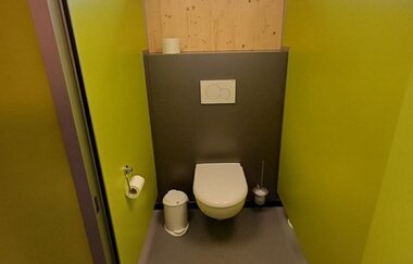 Auf dem Platz stehen Reisemobile und Pkw | © Touristikgemeinschaft Hohenlohe e. V. | Green Camp Schleierhof