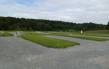 Der Stellplatz bietet Schotter oder grünen Rasen | © Touristikgemeinschaft Hohenlohe e. V. | Green Camp Schleierhof