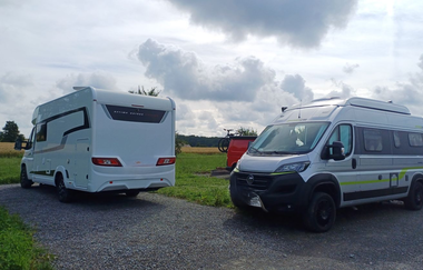 Zwei Reisemobile auf dem Platz | © Touristikgemeinschaft Hohenlohe e. V. | Green Camp Schleierhof