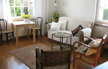 Sofa und Sessel stehen im Wohnbereich | © Touristikgemeinschaft Hohenlohe e. V. | Hans Schindler