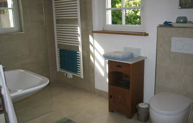 Badezimmer mit begehbarer Dusche , WC und Waschbecken | © Touristikgemeinschaft Hohenlohe e. V.  | Hans Schindler