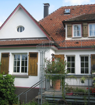 Das Gebäude von außen mit einer Terrasse | © Touristikgemeinschaft Hohenlohe e. V.  | Hans Schindler