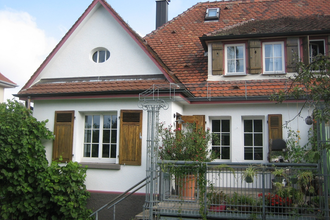 Das Gebäude von außen mit einer Terrasse | © Touristikgemeinschaft Hohenlohe e. V.  | Hans Schindler