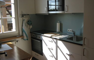 Die moderne Küchenzeile mit Backofen, Mikrowelle und Sitzgelegenheit | © Touristikgemeinschaft Hohenlohe e. V.  | Hans Schindler