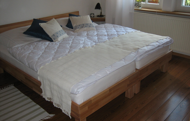 Im Schlafzimmer stehen zwei Einzelbetten, die zu einem Doppelbett zusammenschiebar sind | © Touristikgemeinschaft Hohenlohe e. V.  | Hans Schindler