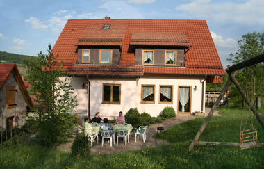 Die Ferienwohnungen befinden sich in einem Haus mit Garten | © Touristikgemeinschaft Hohenlohe e. V. | Haus am Limes