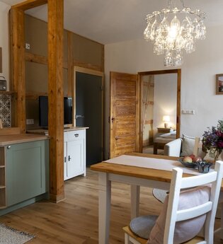 Moderne Holzküche und Essecke | © Touristikgemeinschaft Hohenlohe e. V.  | Hof Ruckardtshausen