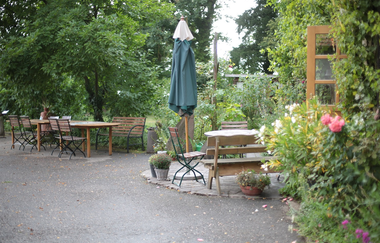 Am Haupteingang gibt es schöne Sitzgelegenheiten | © Touristikgemeinschaft Hohenlohe e. V.  | Hof Ruckardtshausen