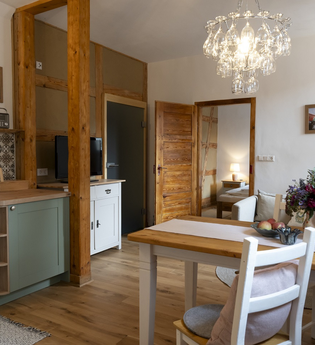 Moderne Holzküche und Essecke | © Touristikgemeinschaft Hohenlohe e. V.  | Hof Ruckardtshausen