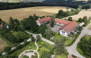 Der Hof mit einer Luftaunfahme mit dem Friedensgarten | © Touristikgemeinschaft Hohenlohe e. V. |  Hof Ruckardtshausen