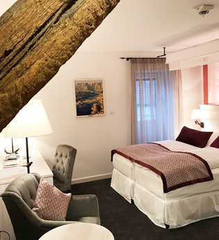 Doppelzimmer mit Himmelbett | © Touristikgemeinschaft Hohenlohe e. V. | Hotel Altes Amtshaus