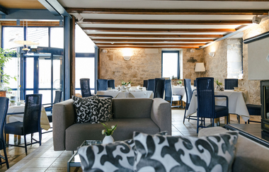 Kaminzimmer mit gemütlichen Sofas und Tischen | © Touristikgemeinschaft Hohenlohe e. V. | Hotel Altes Amtshaus