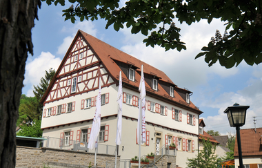 Außenansicht mit Fachwerk | © Touristikgemeinschaft Hohenlohe e. V. | Hotel Altes Amtshaus