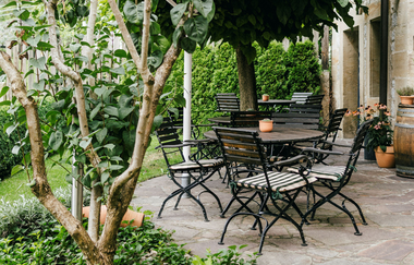 Garten mit Sitzmöglichkeit und Sonnenschirm | © Touristikgemeinschaft Hohenlohe e. V. | Hotel Altes Amtshaus
