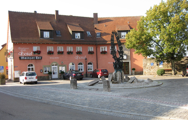 Das Hotel-Cafe steht direkt am Marktplatz und vor einem Brunnen. | © Touristikgemeinschaft Hohenlohe e. V. | Hotel-Cafe Mainzer Tor