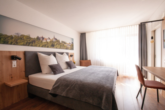 Komfortdoppelzimmer mit Doppelbett und Schreibtisch | © Touristikgemeinschaft Hohenlohe e. V. | Ingrid Düstersiek-Schuster