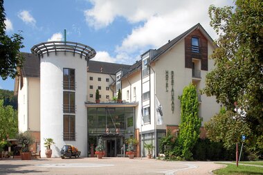 Hotelansicht mit Eingang | © Touristikgemeinschaft Hohenlohe e. V. | Hotel Nicklass