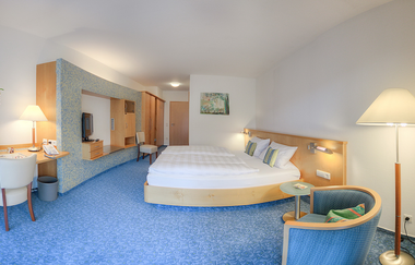 Hotelzimmer mit Doppelbett und Sitzecke | © Touristikgemeinschaft Hohenlohe e. V. | Hotel Haus Nicklass