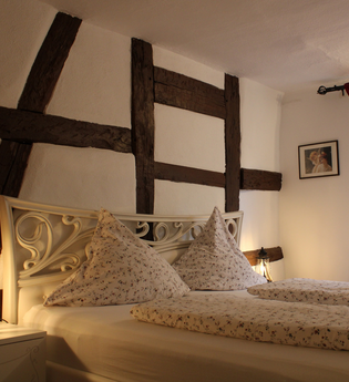 Schlafzimmer | Hotel Herberge zur Traube | Bad Wimpfen | HeilbronnerLand | © Hotel Herberge zur Traube